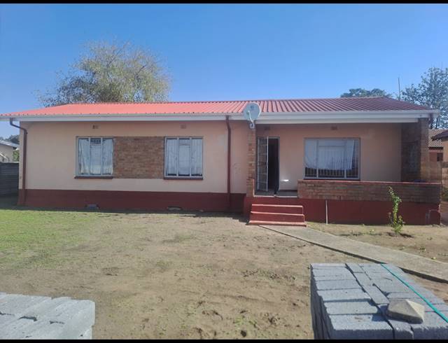 3 BEDROOM HOUSE FOR SALE IN OOS EINDE